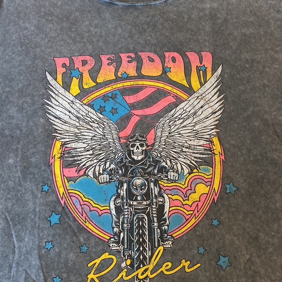 Graphic T - Picture 3 of 4